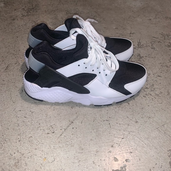 Black an white Nike huarache - Picture 4 of 4